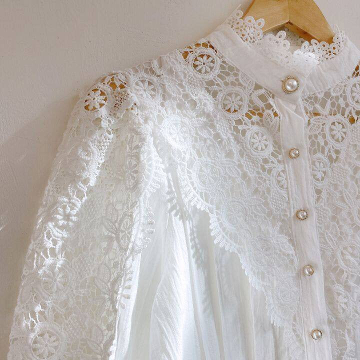 Klassisk Og Elegant Damebluse Med Blonde