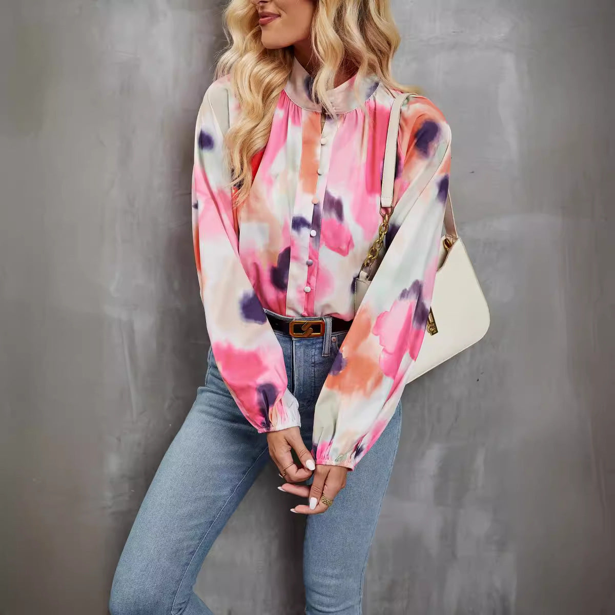 Afslappet bluse med kunstnerisk mønster og komfortabel pasform