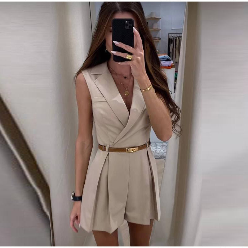 Ærmeløs buksedragt til kvinder i moderne stil