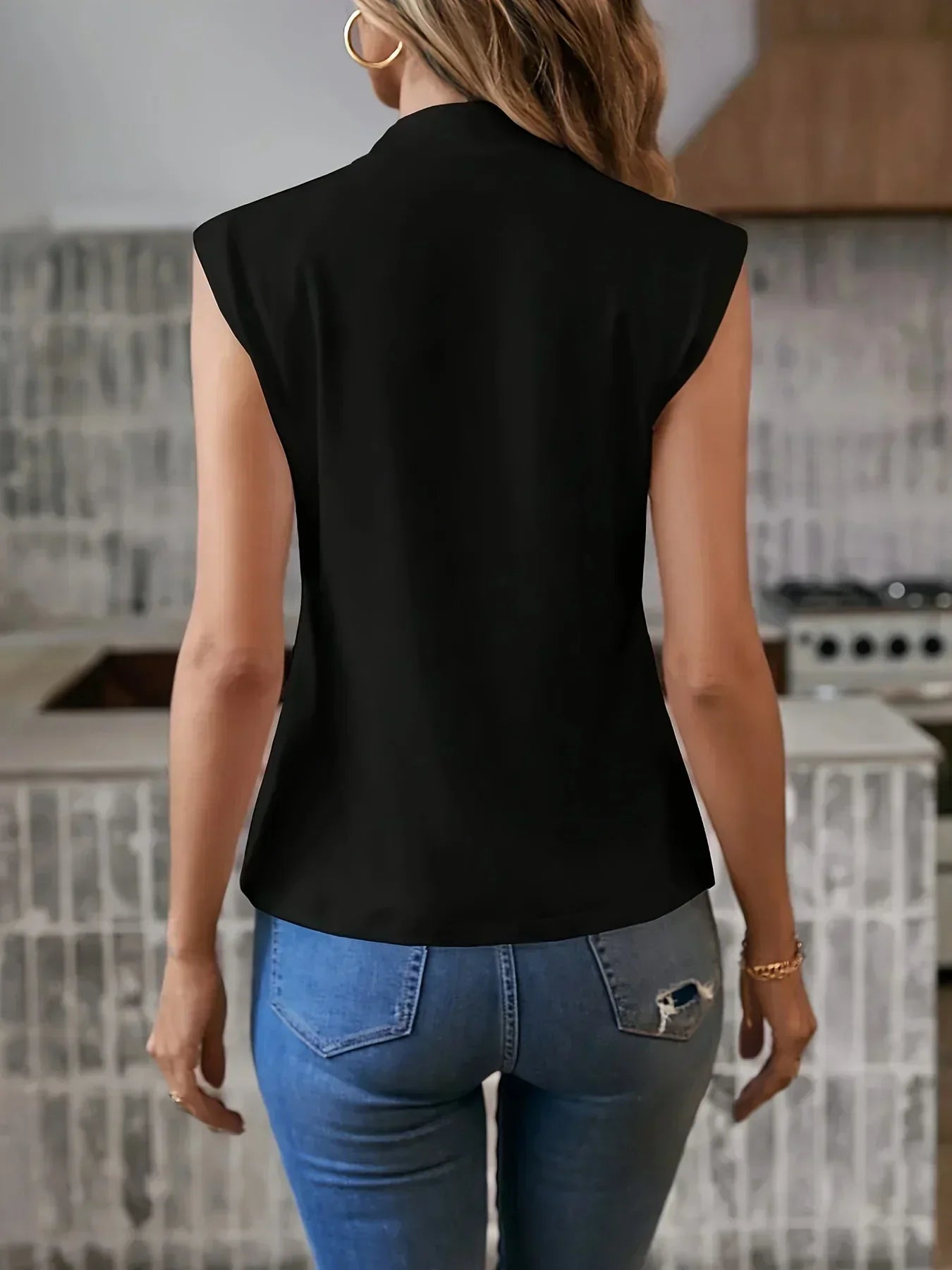 Elegant hvid ærmeløs bluse til hverdag