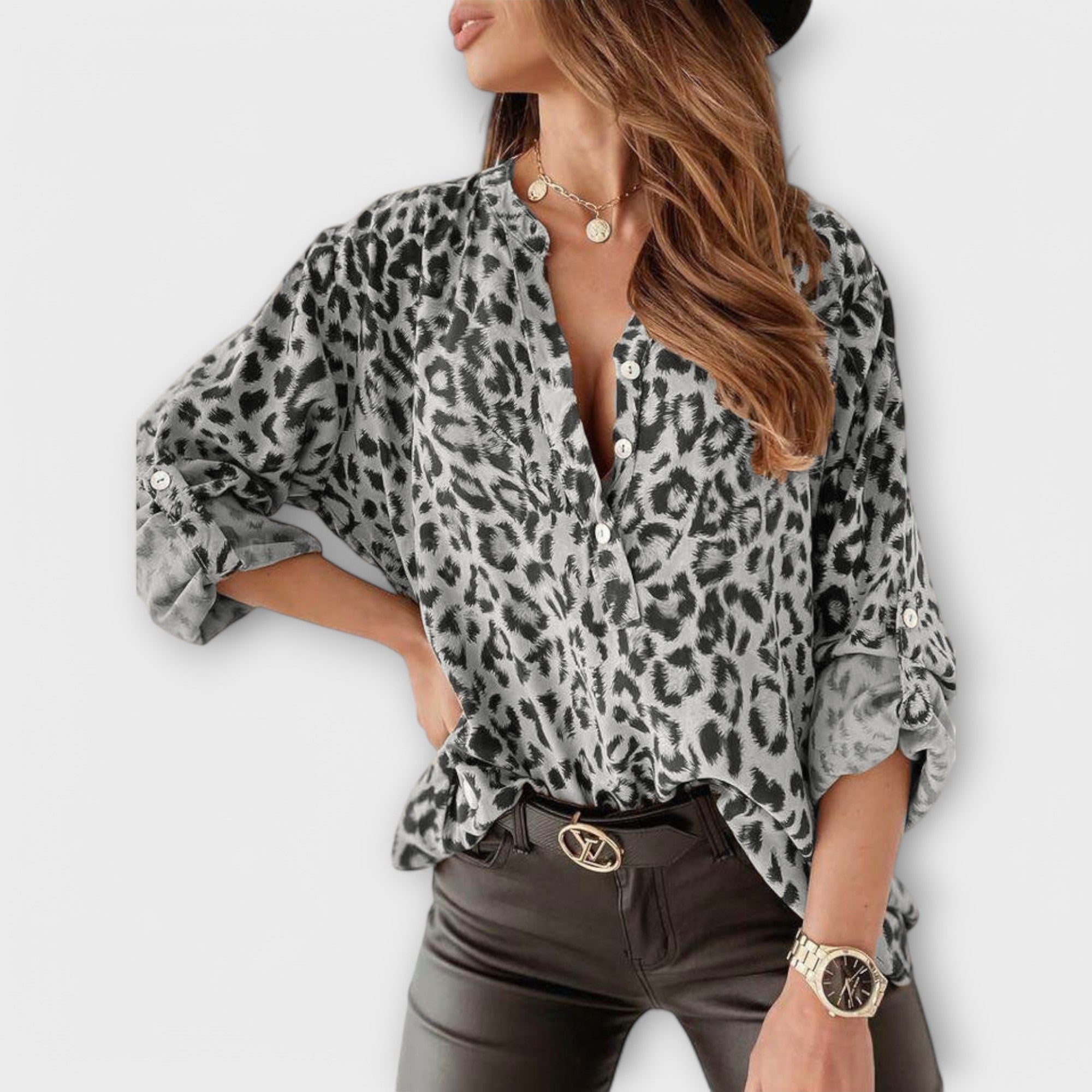 Elegant bluse med leopardmønster i blå nuancer