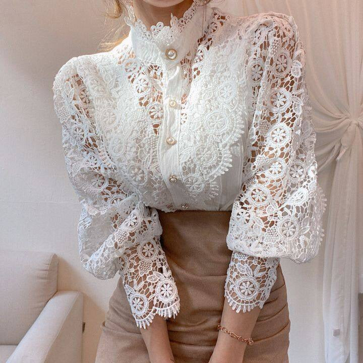 Klassisk Og Elegant Damebluse Med Blonde