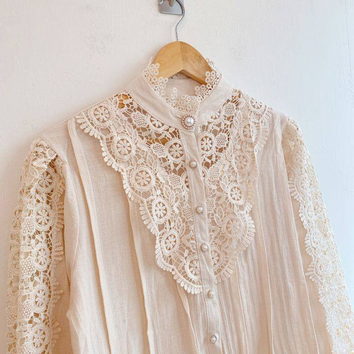 Klassisk Og Elegant Damebluse Med Blonde