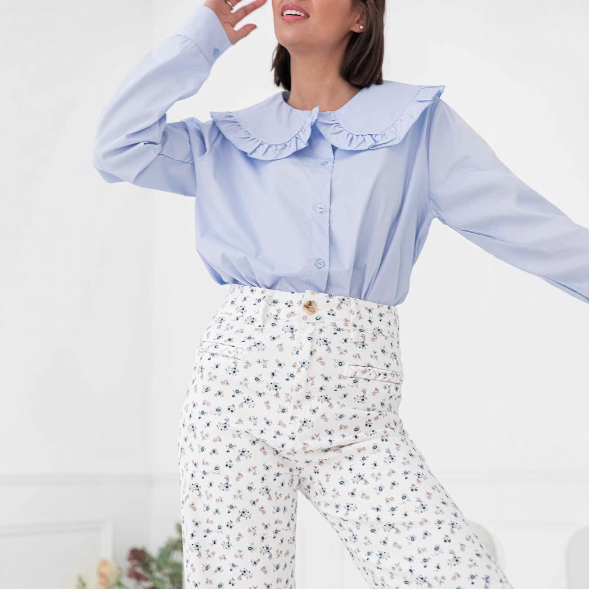 Kvinders bluse i bomuldsblanding med flæsekrave