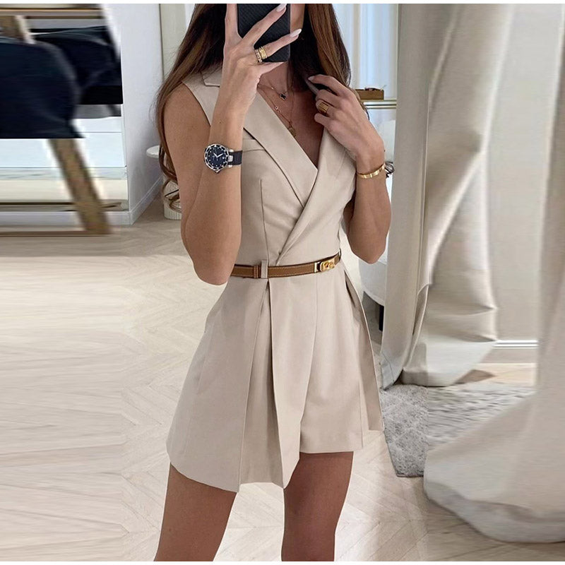 Ærmeløs buksedragt til kvinder i moderne stil