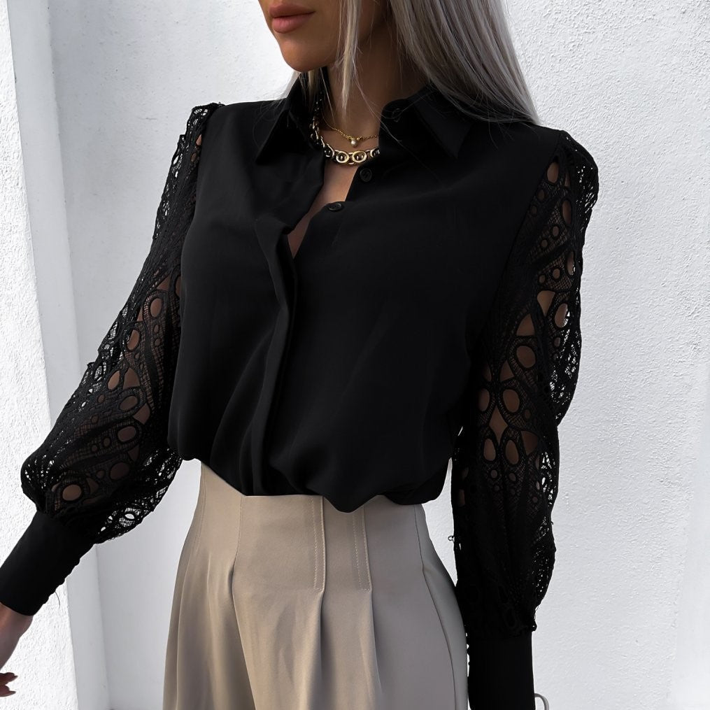 Elegant sort bluse med blondeærmer