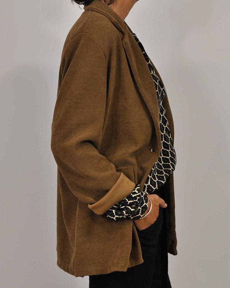 Let og stilfuld bluse med geometrisk mønster